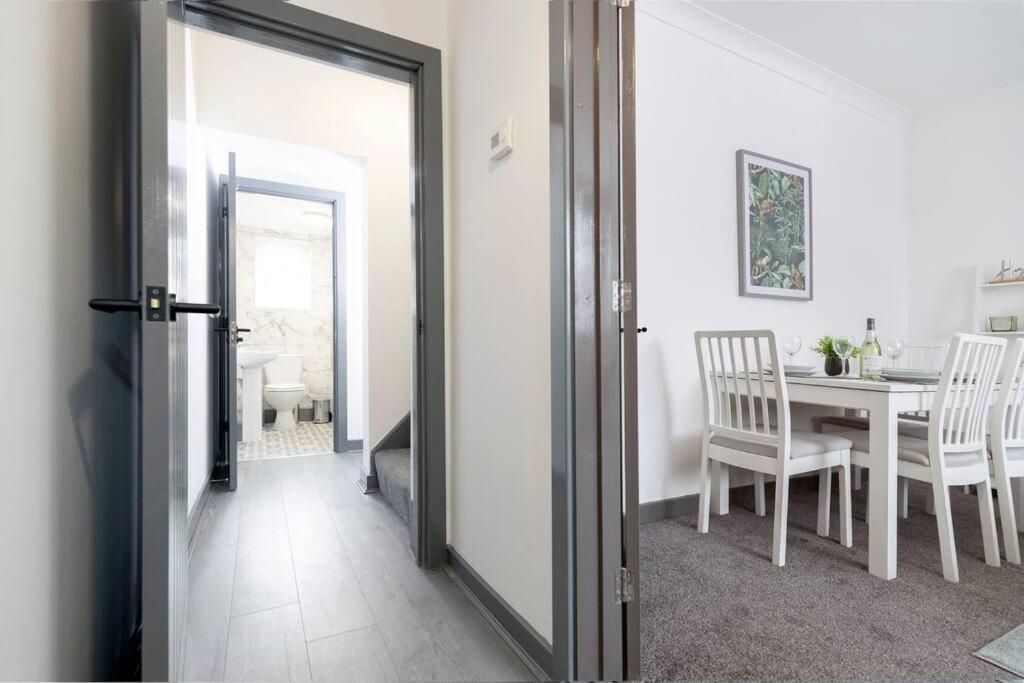 Modern Centrally Located 3 Bed Property With Tvs In Each Bedroom Super Fast Wifi And Crisp White Hotel Linen Hosted By Our Home Short Stays Darlington  Exteriér fotografie