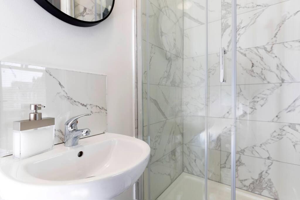Modern Centrally Located 3 Bed Property With Tvs In Each Bedroom Super Fast Wifi And Crisp White Hotel Linen Hosted By Our Home Short Stays Darlington  Exteriér fotografie