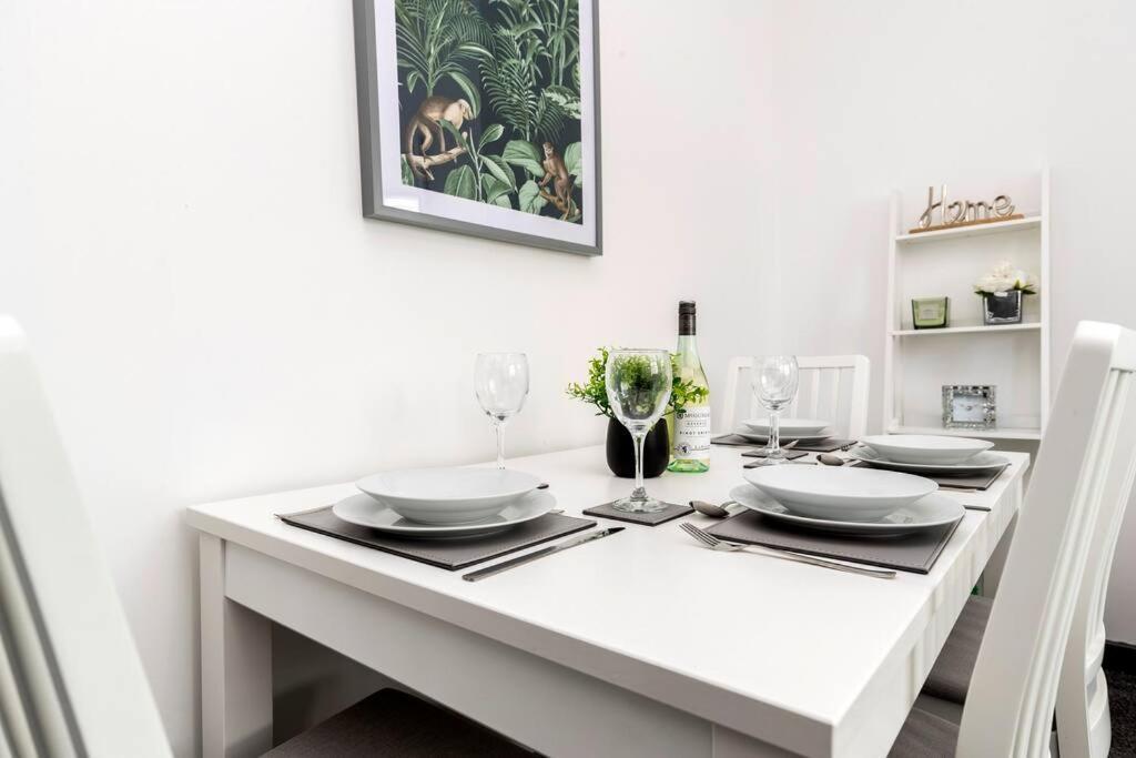 Modern Centrally Located 3 Bed Property With Tvs In Each Bedroom Super Fast Wifi And Crisp White Hotel Linen Hosted By Our Home Short Stays Darlington  Exteriér fotografie